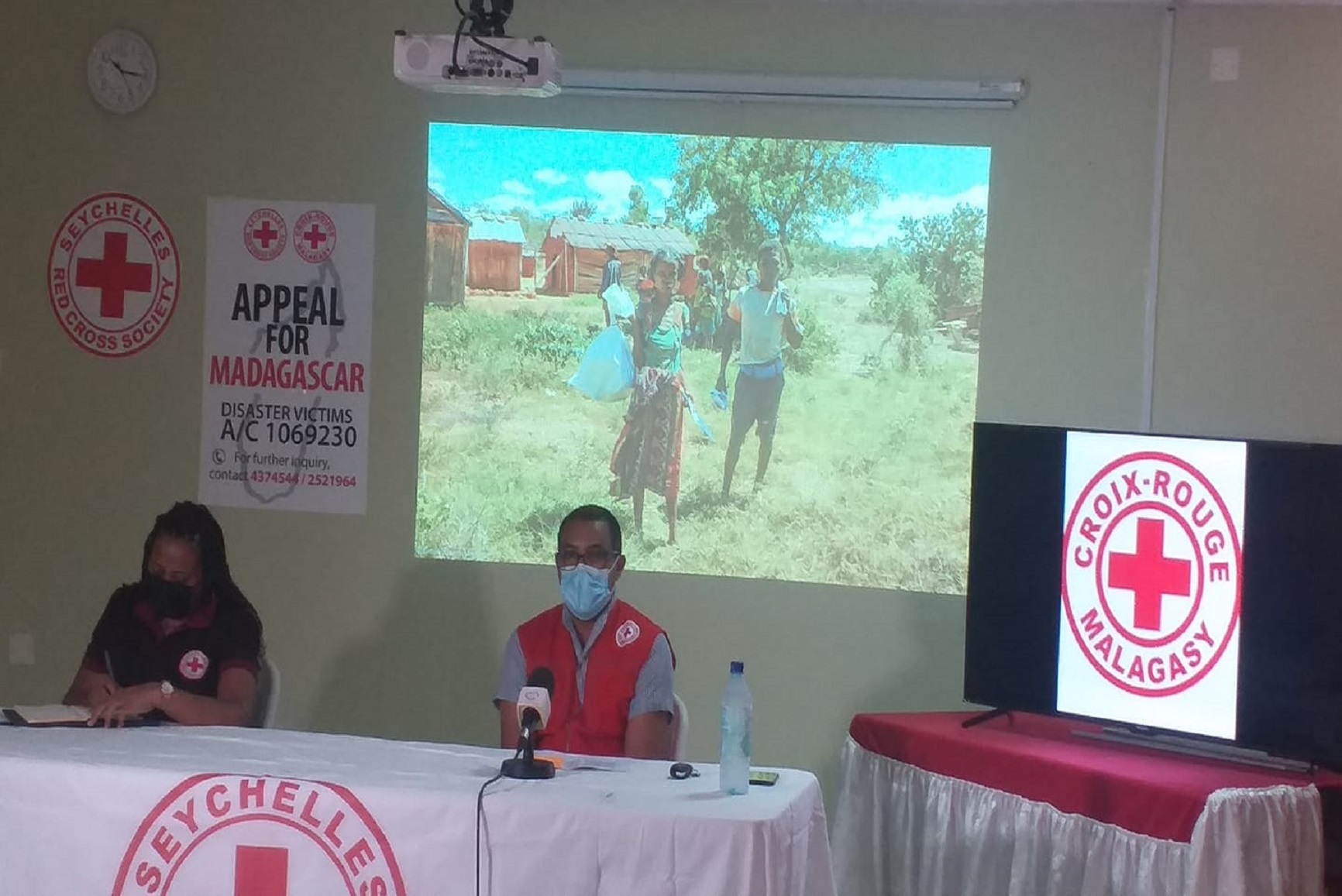 Le Président et le Secrétaire Général de la Croix-Rouge des Seychelles